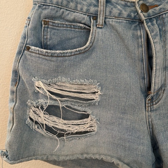 Billabong Jean Shorts. Womens Size: 30 - Picture 2 of 4